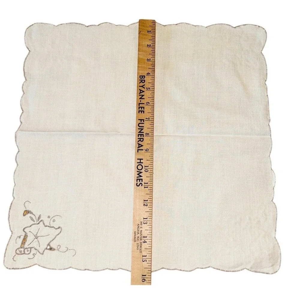 Set of 4 Vintage White linen napkins Scalloped Edge Embroidered Floral